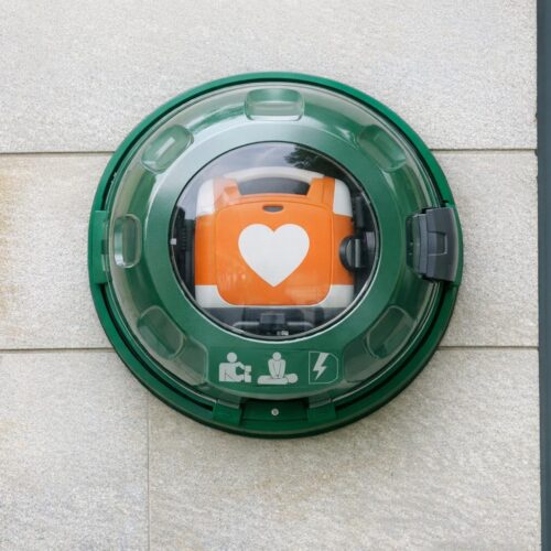Defibrylatory AED — praktyczny przewodnik: jak wybrać, gdzie umieścić i jak korzystać
